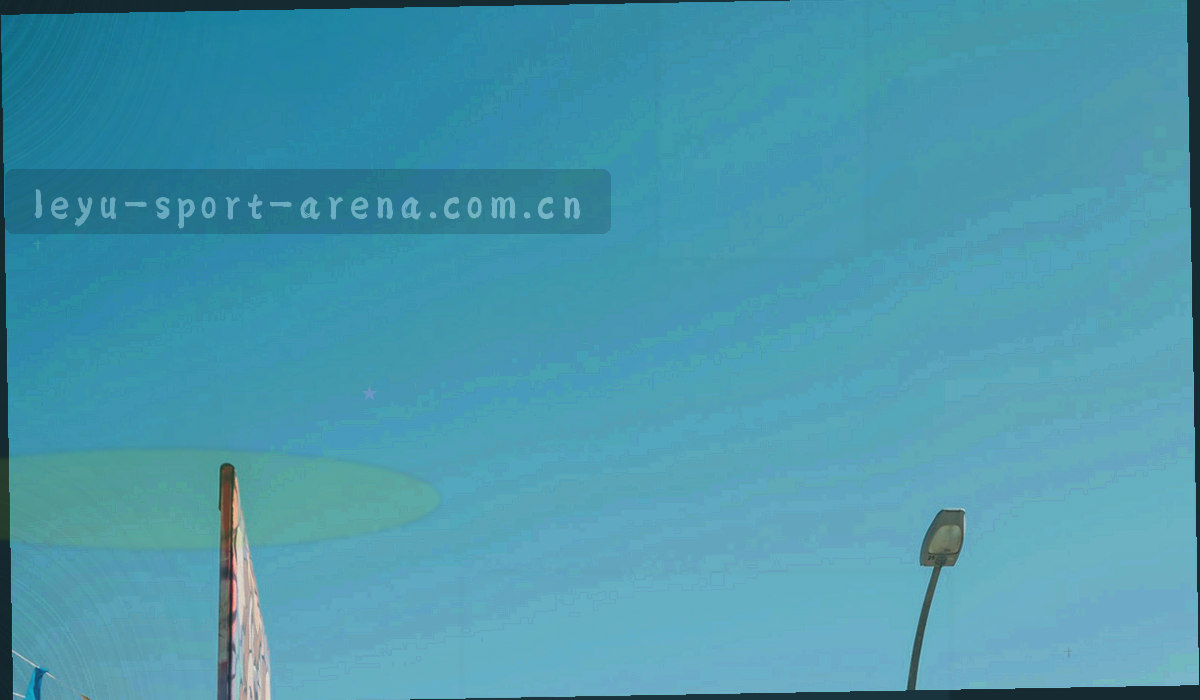 手机、平板与桌面三端并排显示同一份赛程列表的界面示意