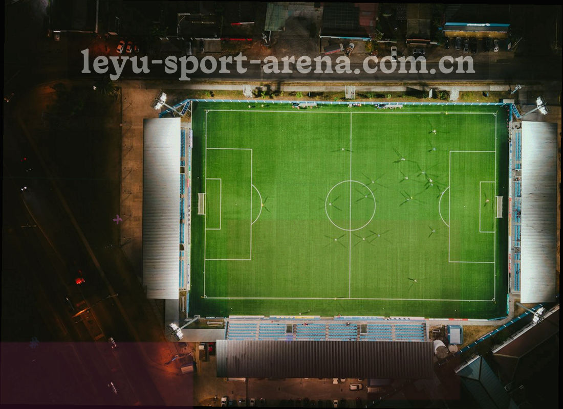 会员中心四个模块化面板与订阅提醒图标的组合示意，深蓝绿底面配荧光青描边